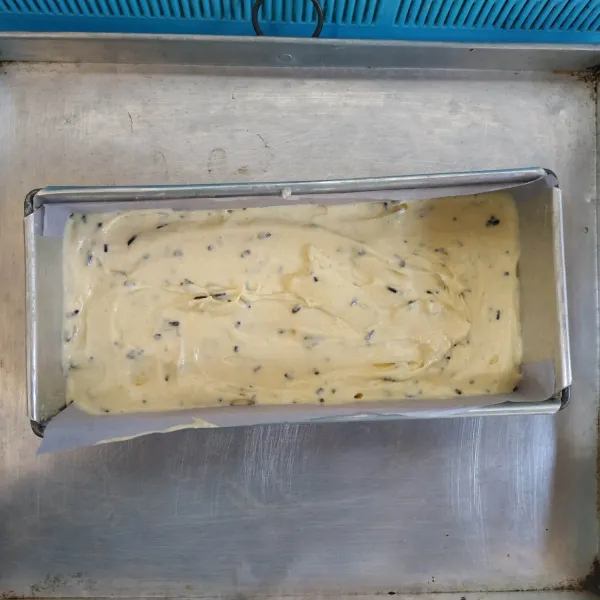 Siapkan loyang olesi dengan margarin dan alasi dengan kertas roti, lalu tuang adonan ke dalam loyang dan masukkan ke dalam oven yang telah dipanaskan. Kemudian panggang hingga matang.