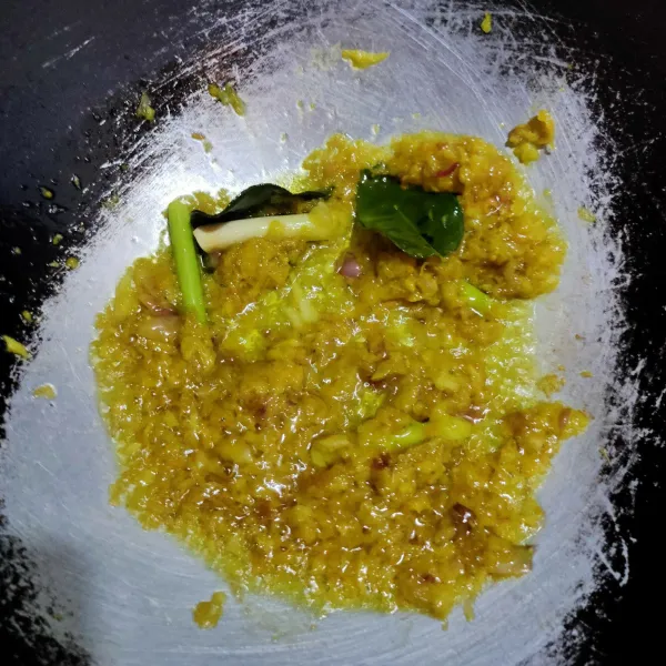 Tumis bumbu halus dengan sedikit minyak, tambahkan serai dan daun jeruk masak hingga harum.