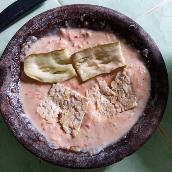 Masukkan tempe dan terong, penyet-penyet lalu sajikan.