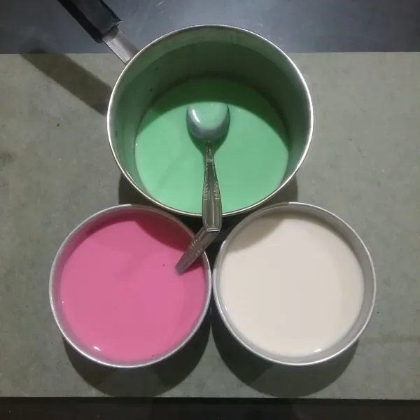 Bagi adonan sesuai selera, beri pasta / pewarna, aduk rata.