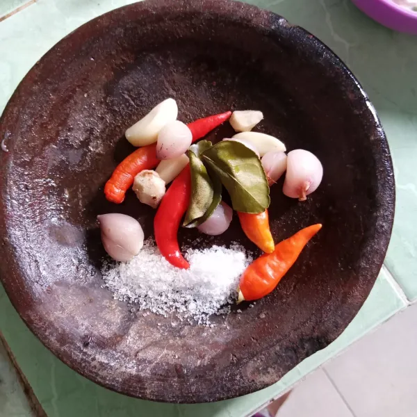 Haluskan bumbu, garam, gula. Tuang santan, aduk rata.