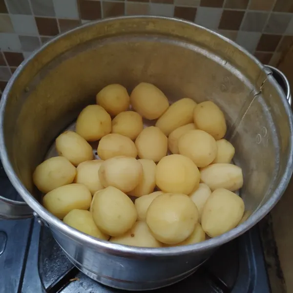 Kupas kentang lalu cuci bersih dan kukus hingga matang dan empuk.