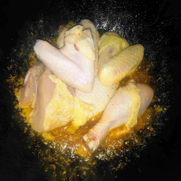 Masukkan ayam, aduk rata dengan bumbu lalu masak sampai ayam berubah warna.