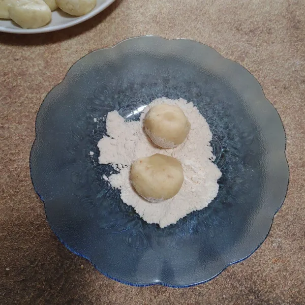 Sebelum digoreng, balut ke tepung terigu atau tepung bumbu. Tipis saja tidak perlu terlalu tebal saat membalutnya.