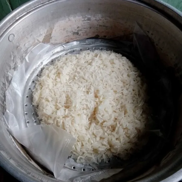 Kukus beras ketan sampai menjadi aron.