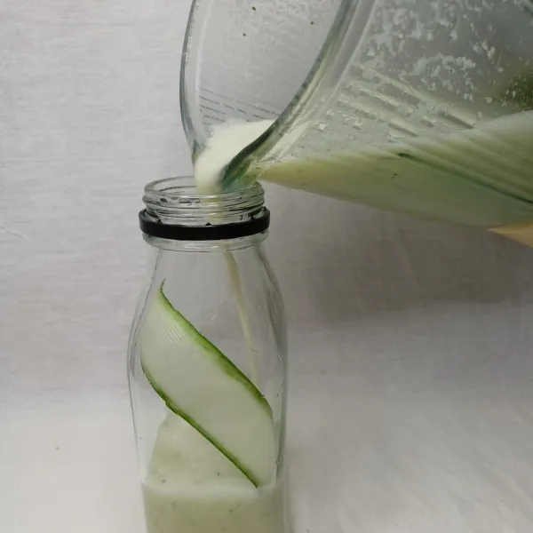 Tuang dalam botol dan simpan dalam kulkas supaya dingin.