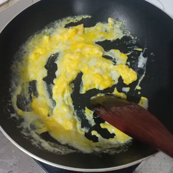Goreng telur orak-arik.