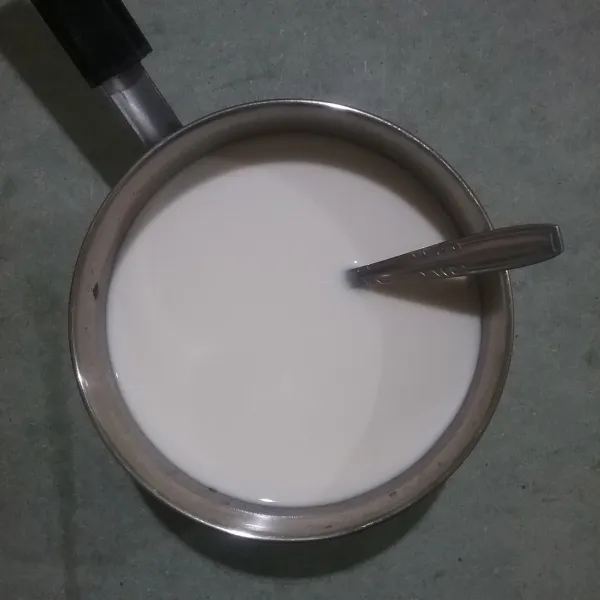 Masukkan tepung tapioka, terigu, gula pasir, & fiber creme ke dalam wadah, tuang air hangat secara bertahap, aduk rata, tambahkan garam & vanili cair, aduk hingga semua bahan tercampur rata, saring bila perlu.