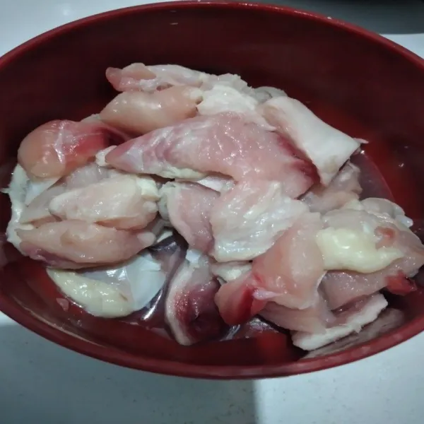 Pilih ayam bagian paha supaya lebih juicy, cuci dan potong ukuran sedang, baluri air perasan jeruk nipis, diamkan 15 menit.