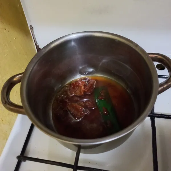 Sisir gula merah, masak hingga mengental dengan api kecil.