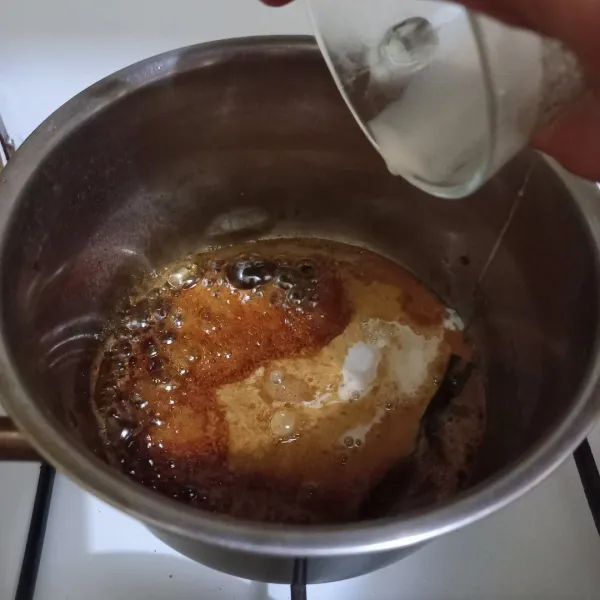 Tuang larutan fiber creme pada gula yang sedang dimasak, aduk dan masak hingga mengental.