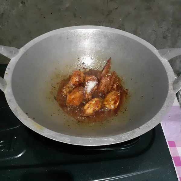 Masukkan semua bumbu tambahan, lalu aduk dan cicipi rasanya. Masak sampai air menyusut, kemudian sajikan dalam piring.