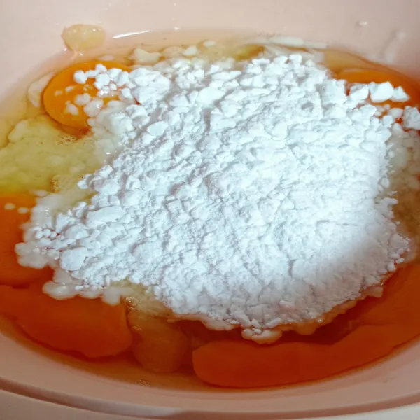 Campur telur, gula halus, sp, serta garam, aduk dengan mixer hingga putih kental berjejak.