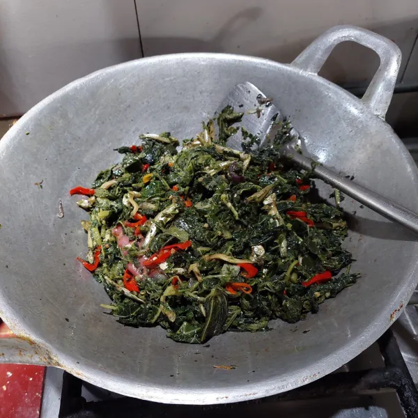 Selanjutnya masukkan daun singkong dan pepaya, aduk hingga bumbu tercampur rata, masak sebentar, koreksi rasa dan siap disajikan.