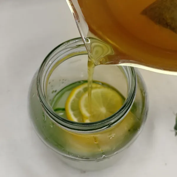 Tuang ke dalam campuran air lemon timun.