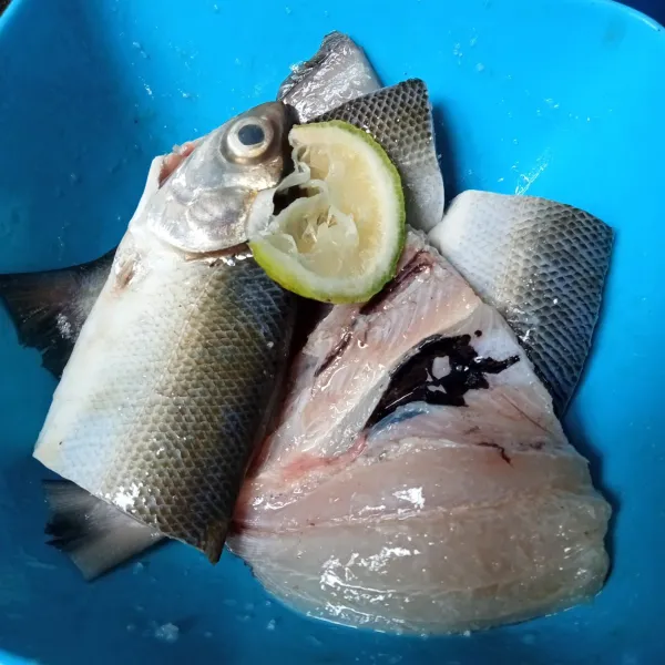 Marinasi ikan bandeng dengan garam, kaldu jamur dan perasan jeruk nipis.