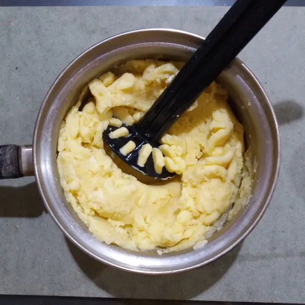Aduk rata fiber creme & air hangat, tuang ke wadah kentang secara bertahap, aduk hingga tercampur rata, masukkan keju spread, aduk lagi.