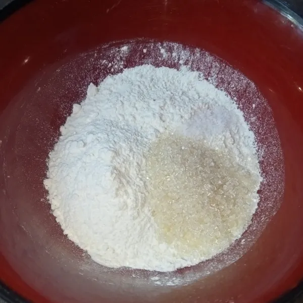 Campur tepung terigu, gula pasir dan garam.