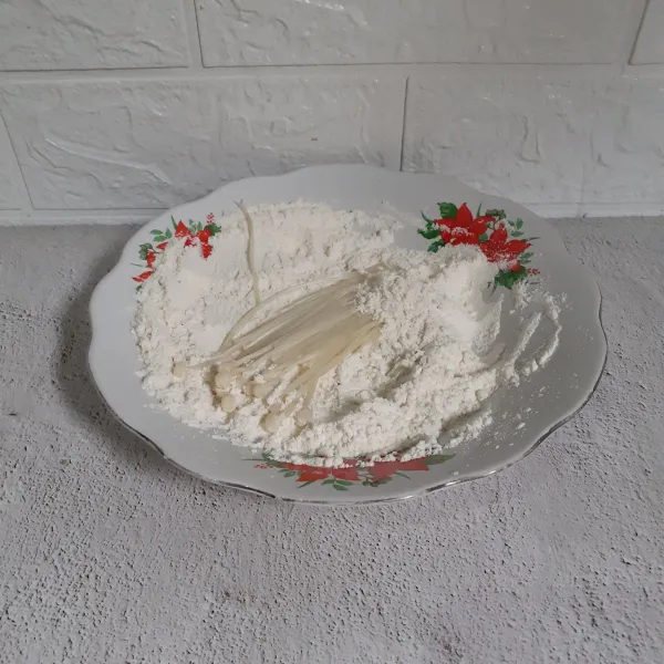 Baluri enoki dengan tepung pelapis kering.