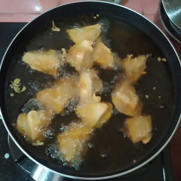 Panaskan minyak, lalu goreng ubi hingga kuning keemasan.