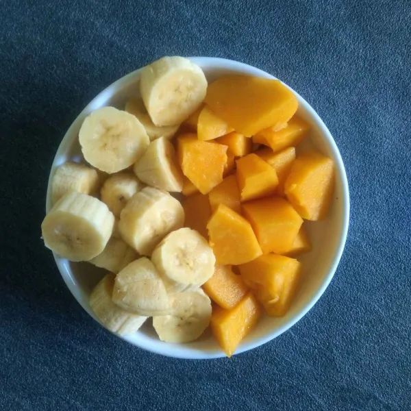 Potong-potong buah pisang dan pepaya lalu simpan ke dalam freezer selama 6 jam atau sampai beku.