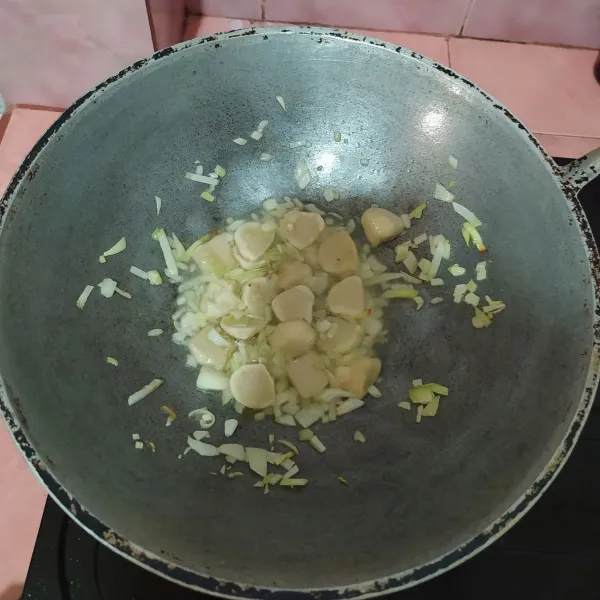 Tumis bawang bombay dan bawang putih cincang, lalu masukkan bakso.