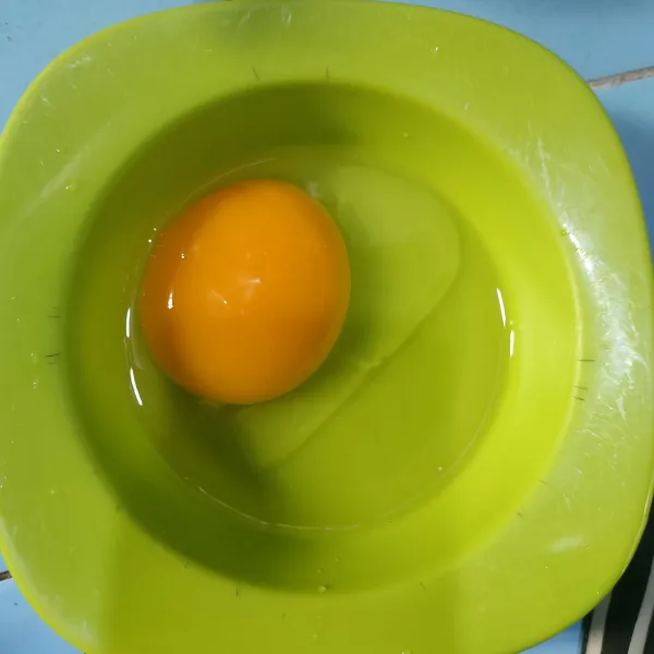 Kocok telur bersama kaldu bubuk dan lada bubuk.