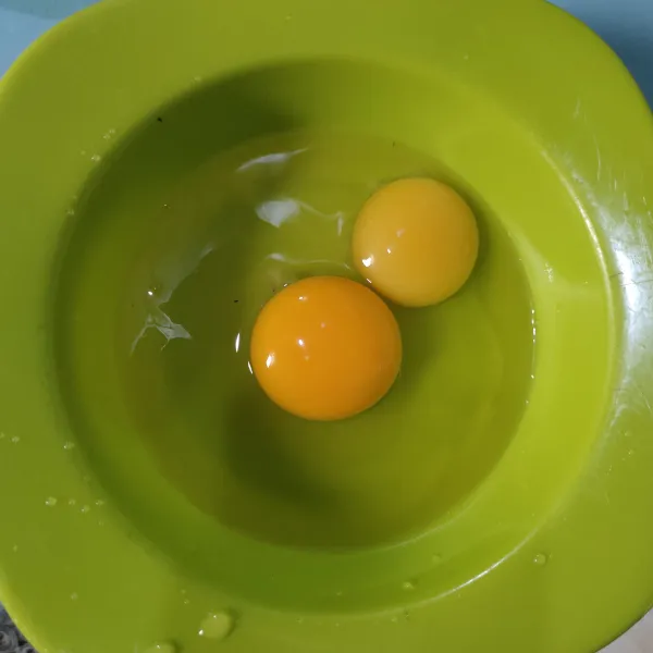 Pecahkan telur dan masukkan ke dalam mangkuk, kocok lepas.