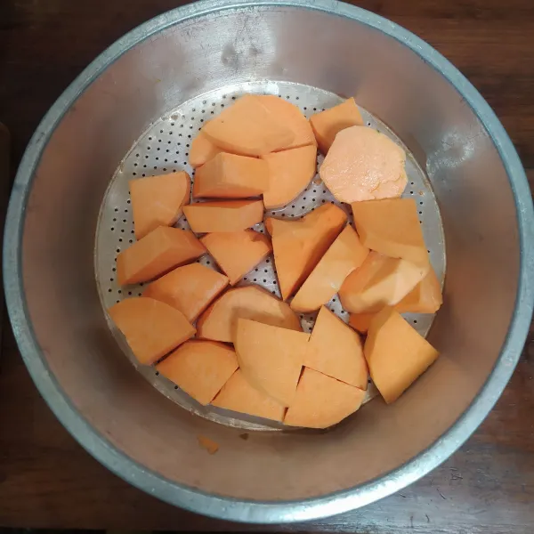 Kupas dan cuci ubi manis, kemudian iris sekitar 0,5 cm tebalnya.