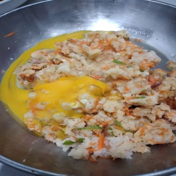Masukkan telur dan santan, aduk asal tercampur lalu tambahkan tepung sagu secara bertahap hingga adonan sudah bisa dibentuk.