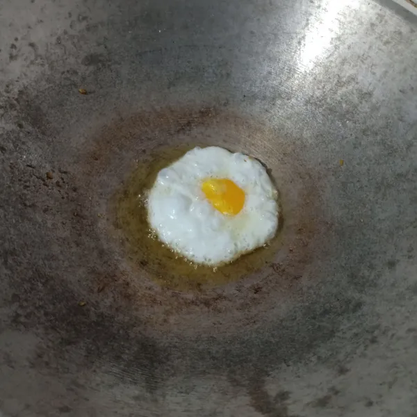 Goreng telur sampai matang, tiriskan.