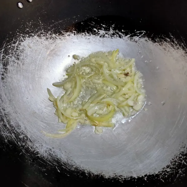 Cincang bawang putih dan bawang bombay, lalu tumis dengan sedikit minyak hingga harum.
