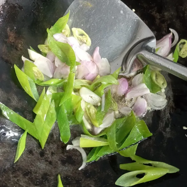 Tumis bawang merah, bawang putih, daun bawang dan juga cabe, tumis sampai harum.