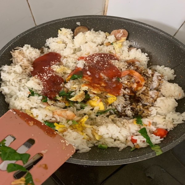 Tambahkan kecap asin, saus tomat, saus sambal, kaldu jamur dan kecap manis. Aduk rata nasi goreng kembali dan koreksi rasa. Nasi goreng surabaya siap disajikan dengan bahan pelengkapnya.