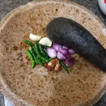Haluskan bumbu seperti bawang putih, bawang merah, cabai rawit, cabai hijau keriting, dan kencur.