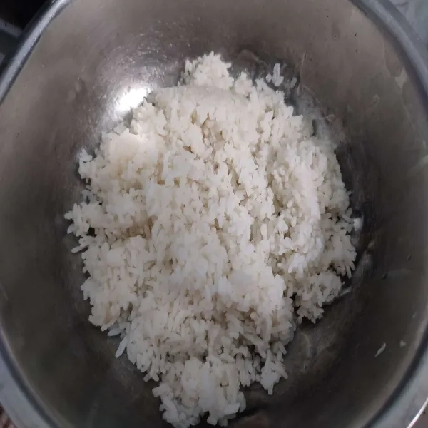 Siapkan nasi putih hangat yang baru matang, pindahkan ke dalam wadah besar.