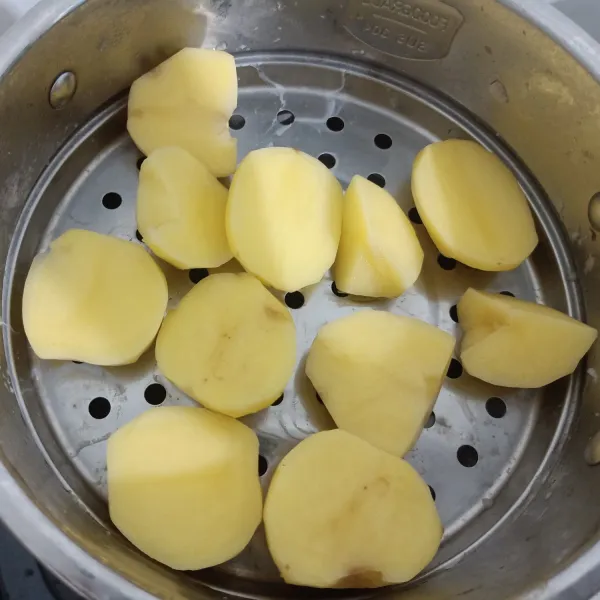 Kukus kentang selama 10 hingga 15 menit, sampai cukup lunak.