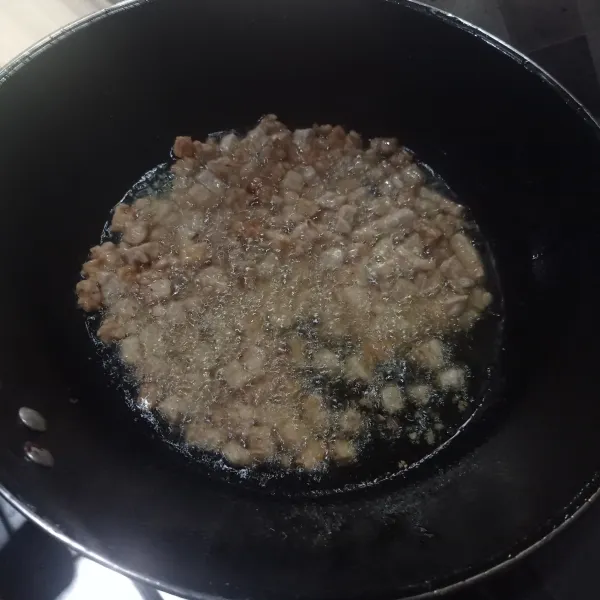 Buat isian, potong tempe kotak kecil, lalu goreng pada minyak panas setengah matang, angkat, tiriskan.