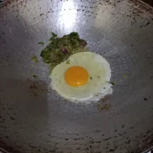 Masukkan telur ayam dan tambahkan garam, lalu aduk rata.