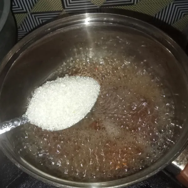 Rebus air dan teh celup, setelah mendidih masukkan gula pasir dan aduk-aduk hingga gula larut. Keluarkan teh celup dan biarkan hingga dingin.