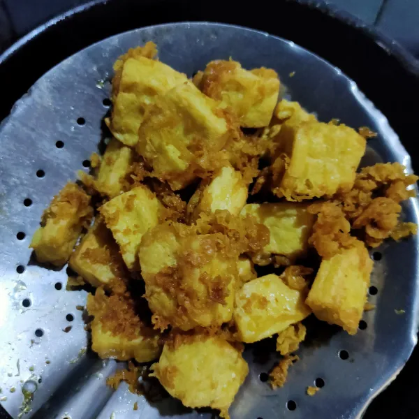 Goreng hingga tahu matang kecokelatan, lalu angkat dan tiriskan.