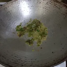 Tumis bumbu yang telah dihaluskan dengan minyak secukupnya hingga harum.