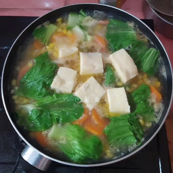 Setelah udang matang, masukkan tofu dan sawi pokcoy, lalu cicipi rasanya. Kemudian sajikan selagi hangat, ditambah air perasan jeruk nipis supaya makin segar.