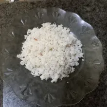 Siapkan nasi putih dan pastikan nasi tidak bergerindil.