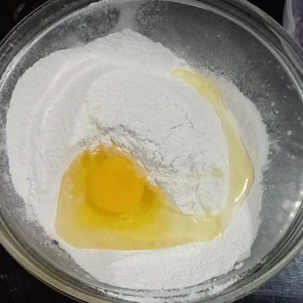 Campur tepung dan telur.