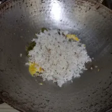 Masukkan nasi pada wajan, lalu tambahkan garam dan kaldu jamur serta aduk rata, masak hingga matang.