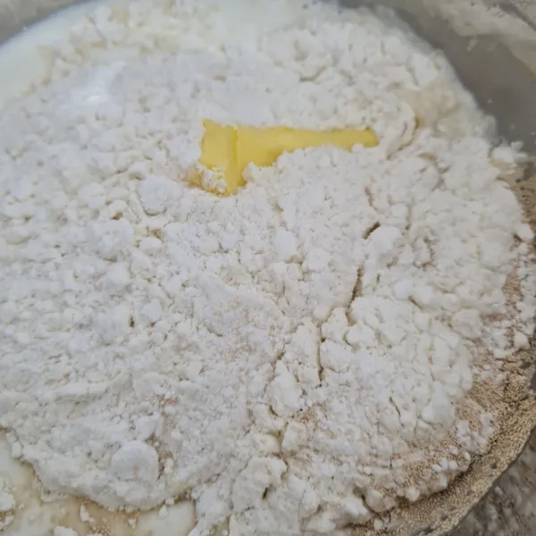 Masukkan butter dan garam mixer hingga kalis.