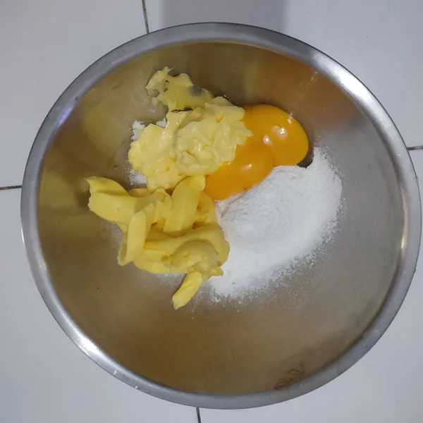 Mixer butter, margarin, gula halus, dan juga kuning telur hingga tercampur rata (cukup mixer 1 menit saja).