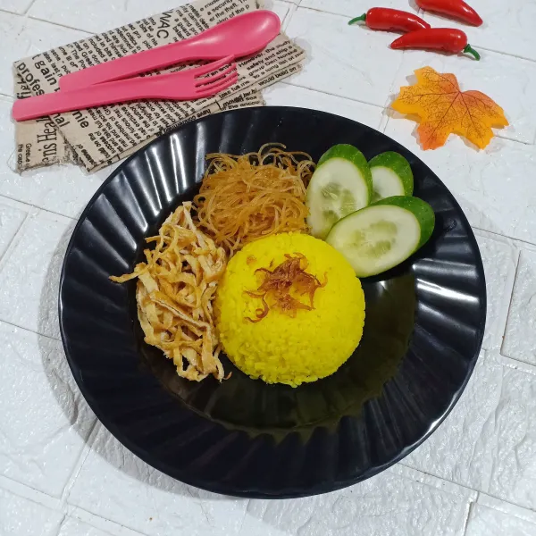 Sajikan nasi kuning beserta pelengkapnya.