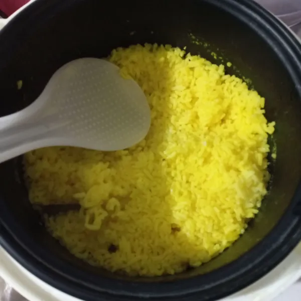 Masukkan dalam rice cooker, klik cook, tunggu sampai matang.